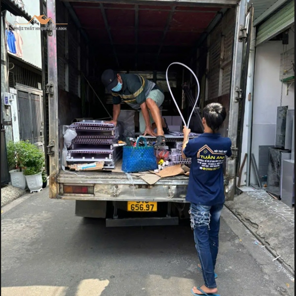 Đảm bảo các chi tiết bản lề, ray kéo hoạt động trơn tru