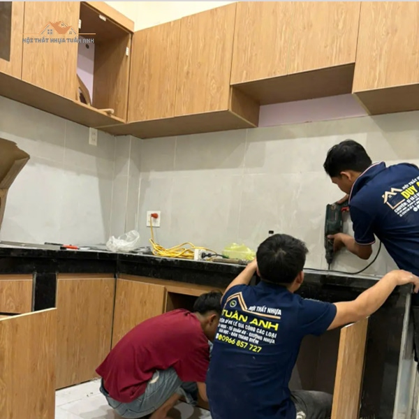 Bố trí tủ treo và ngăn kéo dưới để phân bổ hợp lý