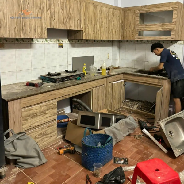 Mẫu tủ bếp nhựa giả gỗ nhiều ngăn tiện lợi