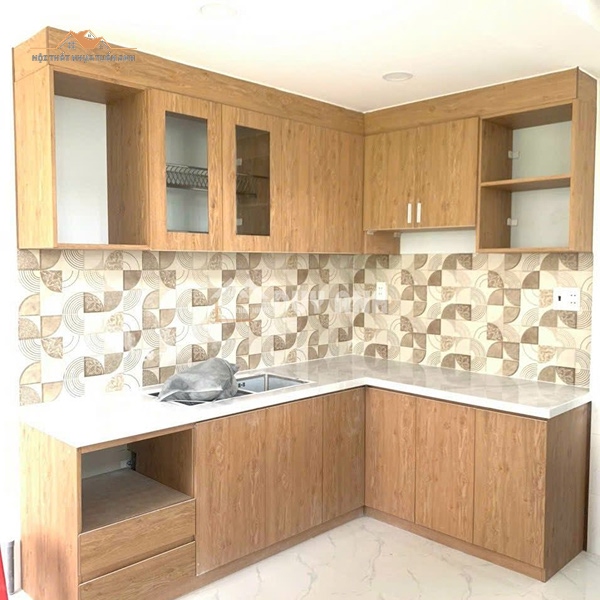 : Nội thất nhựa vân gỗ trong khu vực nhà bếp ẩm ướt