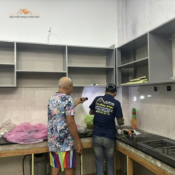 Xử lý vết trầy trên cánh tủ bếp Acrylic