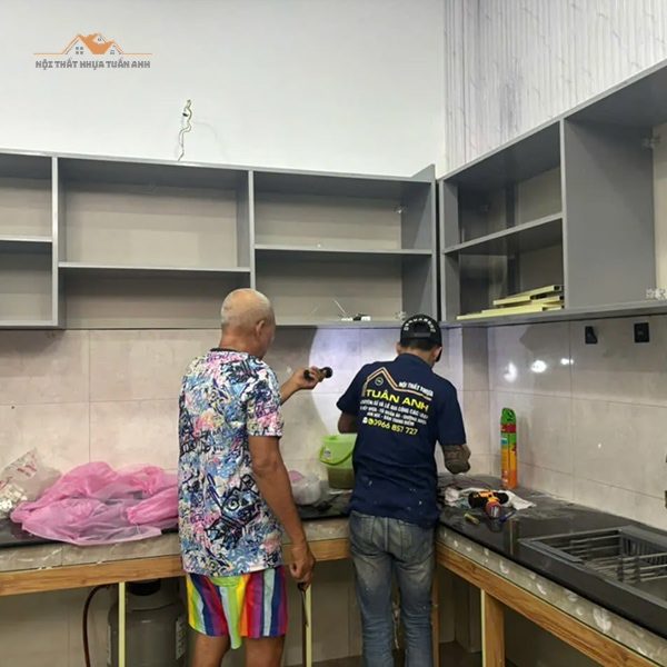 Thợ thi công lắp đặt tủ bếp nhựa tại nhà khách hàng