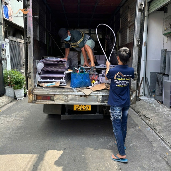 Nhân viên lắp đặt nội thất nhựa Tuấn Anh kiểm tra chi tiết